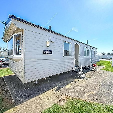 Superb Caravan At Seawick Holiday Park, Sleeps 8 Ref 27202Sw Клактон-он-Си Экстерьер фото