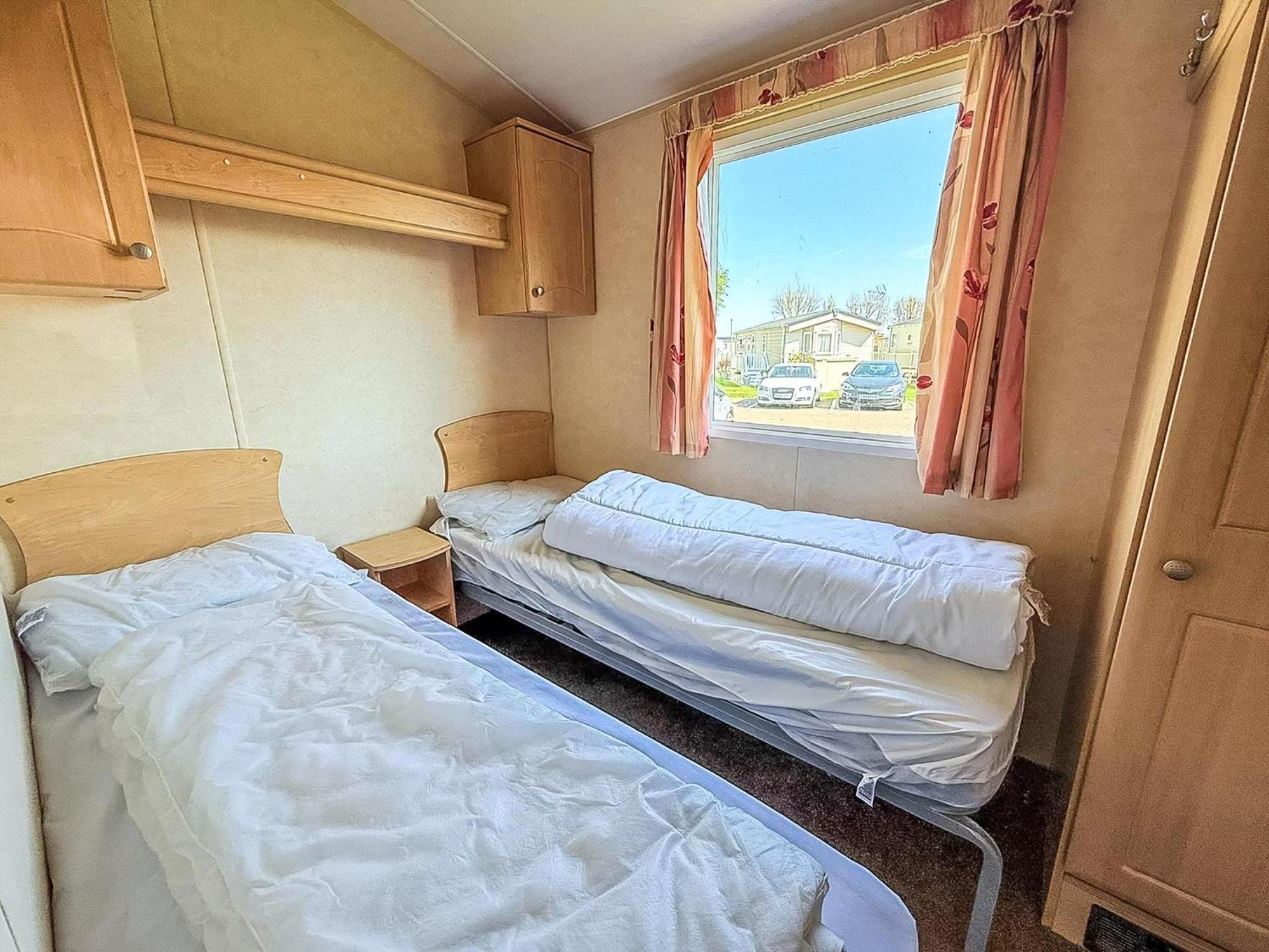 Superb Caravan At Seawick Holiday Park, Sleeps 8 Ref 27202Sw Клактон-он-Си Экстерьер фото