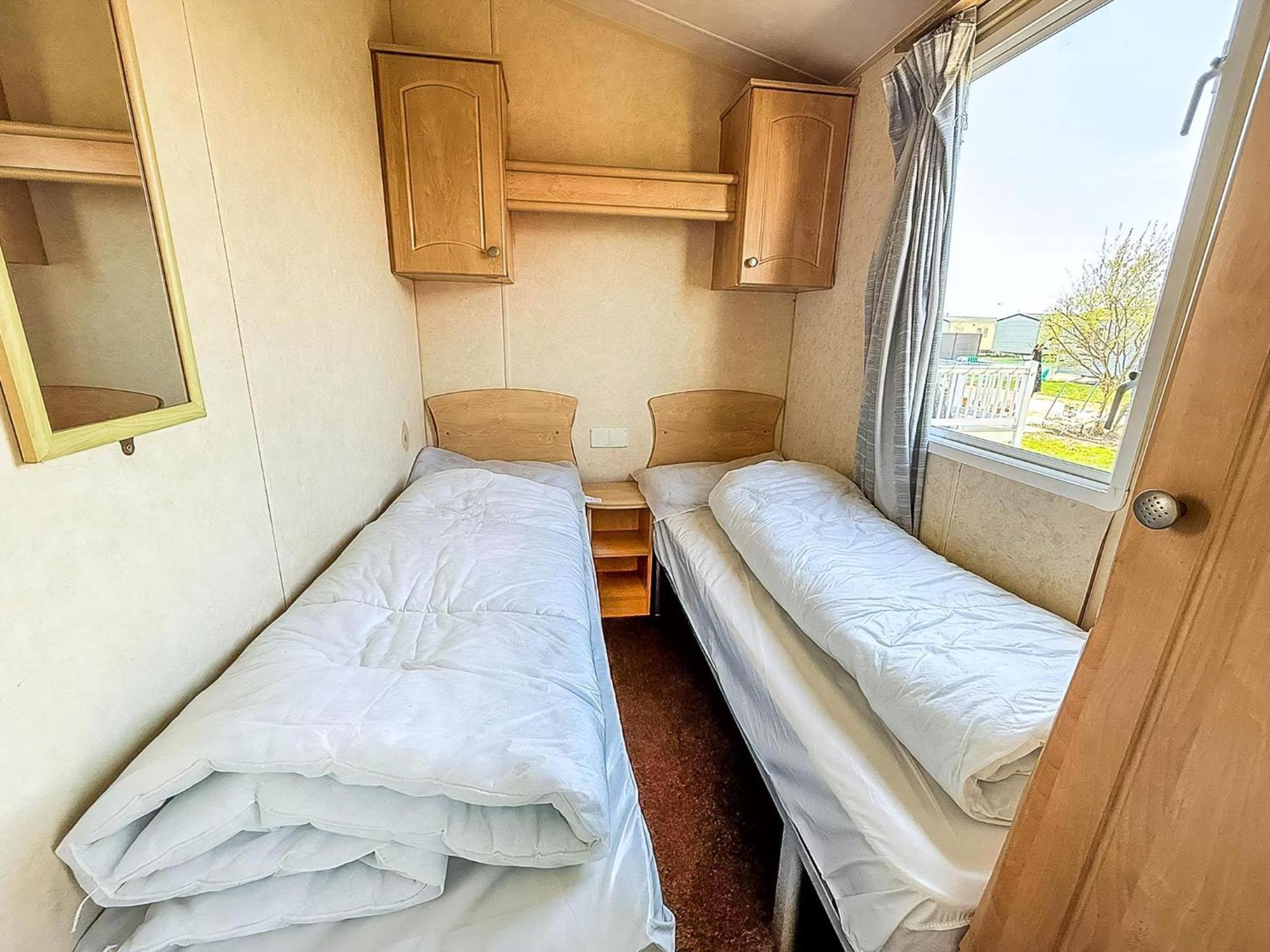 Superb Caravan At Seawick Holiday Park, Sleeps 8 Ref 27202Sw Клактон-он-Си Экстерьер фото