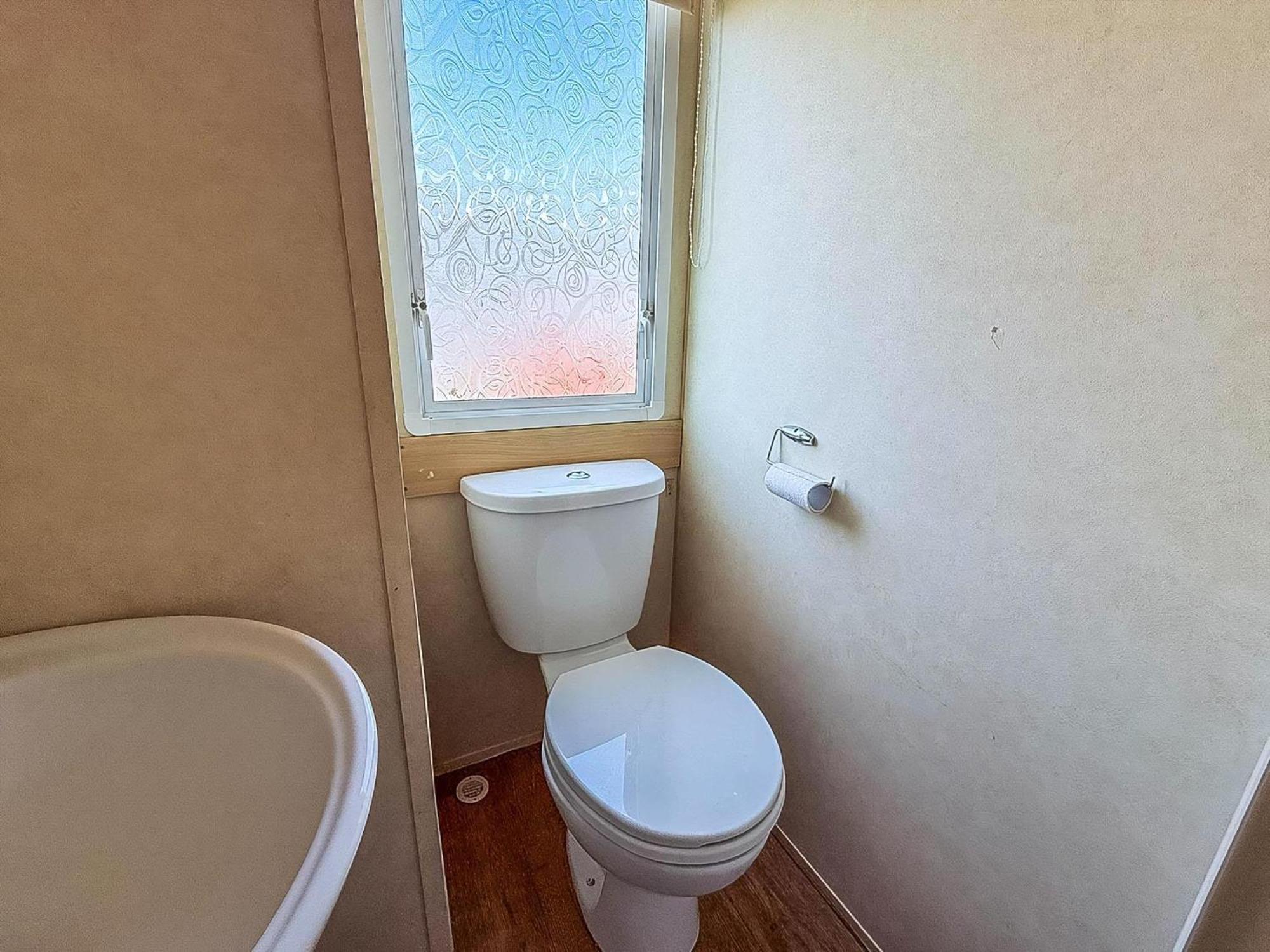 Superb Caravan At Seawick Holiday Park, Sleeps 8 Ref 27202Sw Клактон-он-Си Экстерьер фото