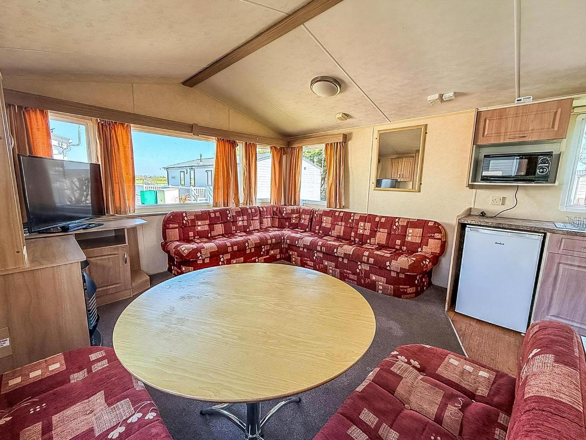Superb Caravan At Seawick Holiday Park, Sleeps 8 Ref 27202Sw Клактон-он-Си Экстерьер фото