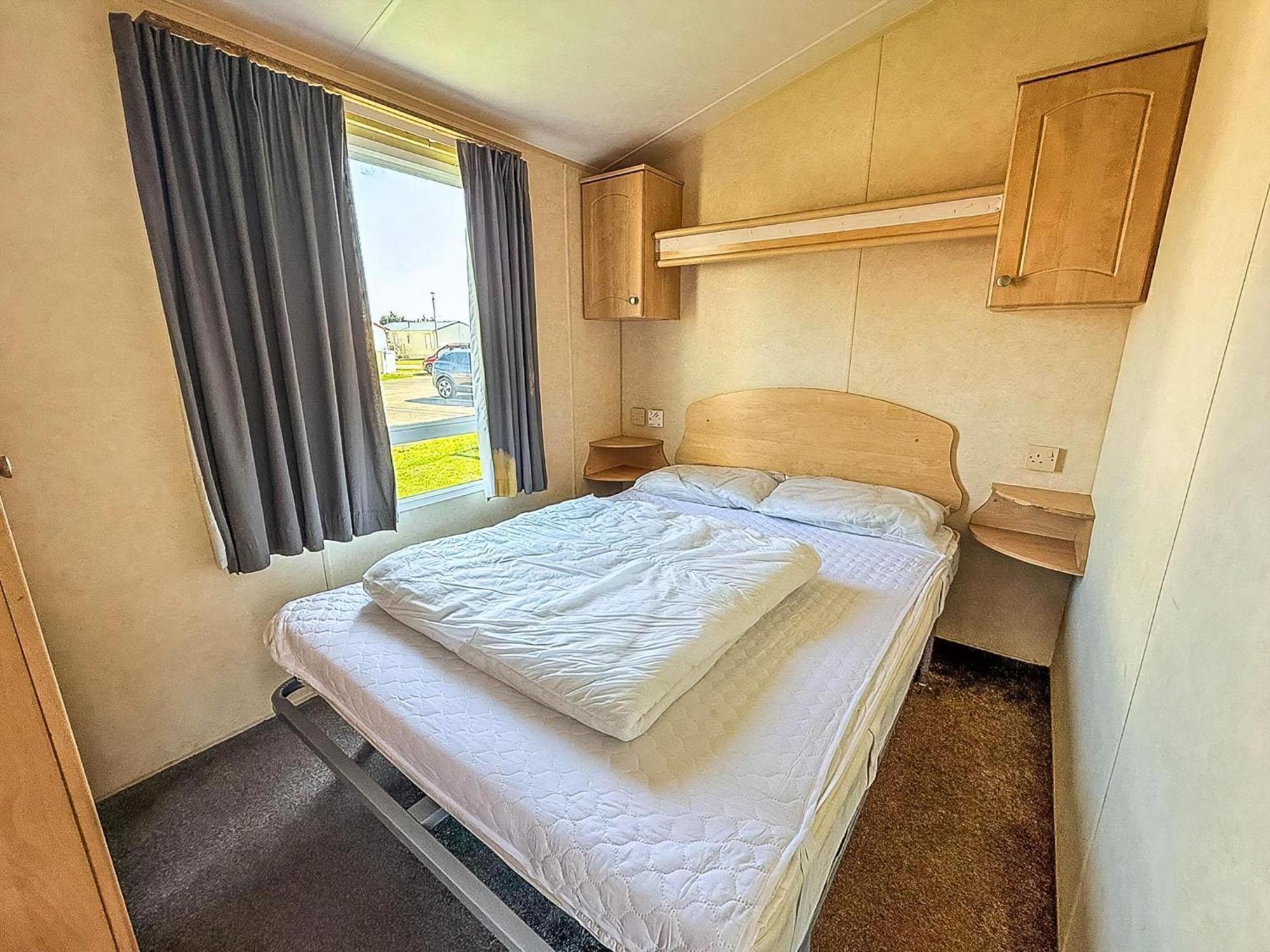Superb Caravan At Seawick Holiday Park, Sleeps 8 Ref 27202Sw Клактон-он-Си Экстерьер фото
